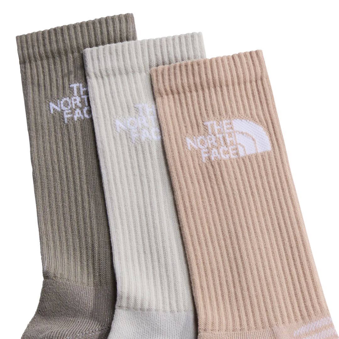 Pack de 3 calcetines The North Face Multi Sport Cushion en tonos tierra: caqui, hueso y nude, con logo bordado en el puño y vista de cerca del acanalado.