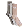 Pack de 3 calcetines The North Face Multi Sport Cushion en caqui, hueso y nude, plegados en pareja mostrando la amortiguación en talón y puntera y la suela acolchada.