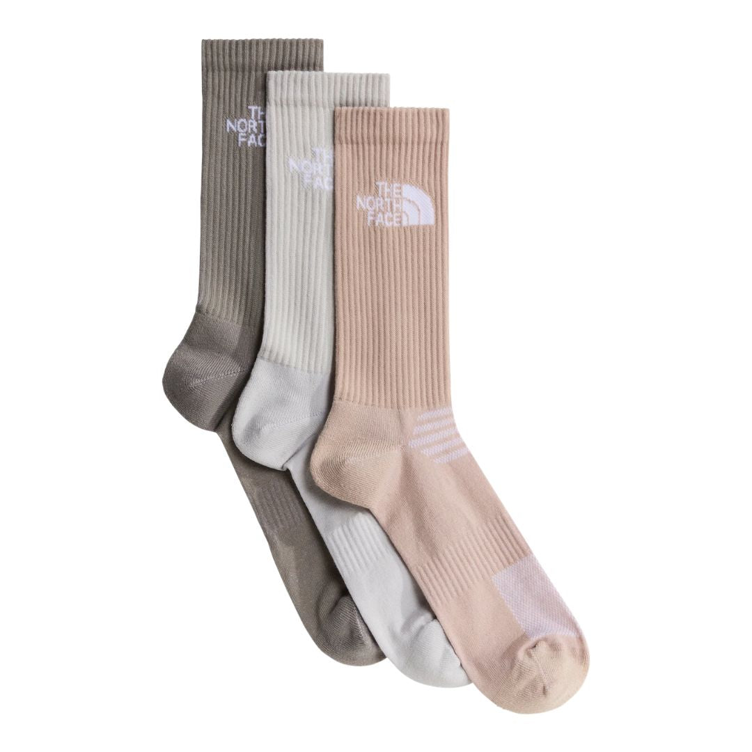 Pack de 3 calcetines The North Face Multi Sport Cushion en caqui, hueso y nude, plegados en pareja mostrando la amortiguación en talón y puntera y la suela acolchada.
