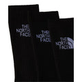 Detalle en primer plano de 3 pares de calcetines The North Face Multi Sport Cushion en negro, mostrando el logo 