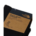 Packaging del pack de 3 calcetines The North Face Multi Sport Cushion en negro, talla M, con etiqueta cartón mostrando el diagrama técnico del calcetín y el logo de marca.