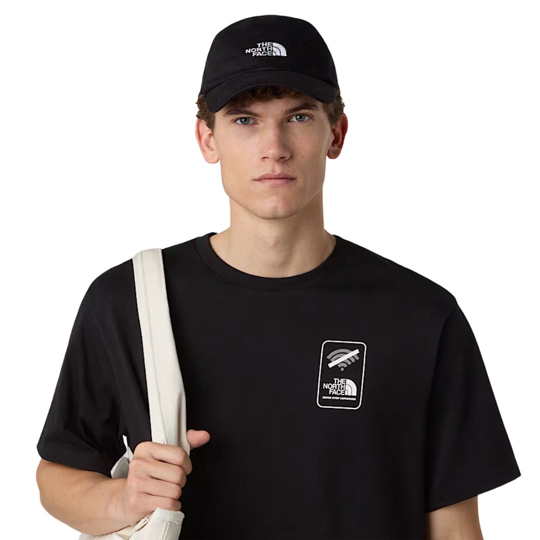 Gorra The North Face Norm Hat negra con visera curvada y logotipo bordado, vista frontal con modelo.