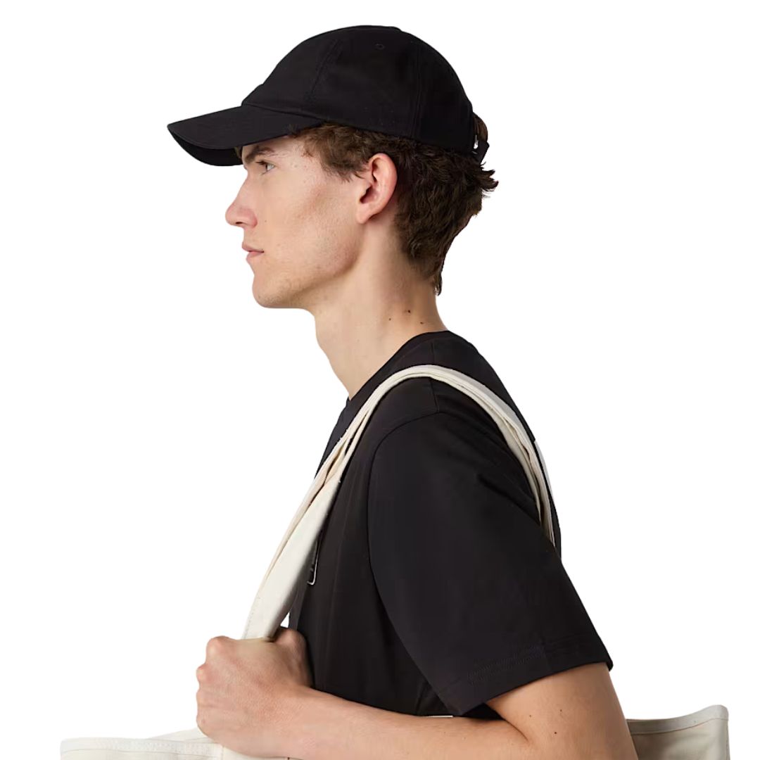 Gorra unisex The North Face Norm Hat negra, vista lateral con visera curvada.