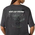 Camiseta The North Face Powder Days Relaxed color Asphalt Grey, detalle de la espalda con gráfico Never Stop Exploring en impresión al agua.