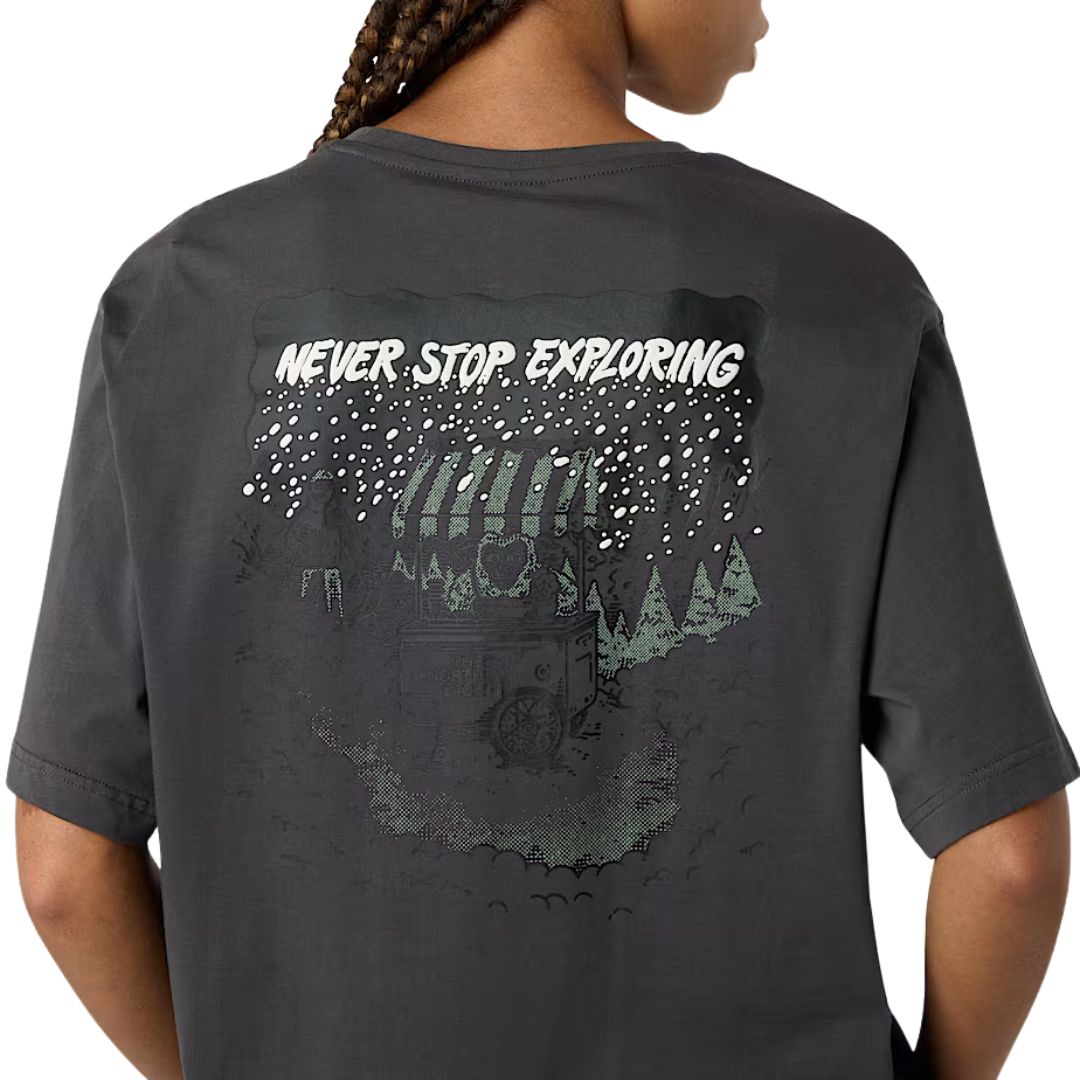 Camiseta The North Face Powder Days Relaxed color Asphalt Grey, detalle de la espalda con gráfico Never Stop Exploring en impresión al agua.