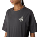 Camiseta The North Face Powder Days Relaxed color Asphalt Grey, vista en detalle del estampado gráfico en relieve del pecho.
