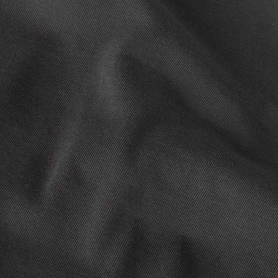 Camiseta The North Face Powder Days Relaxed color Asphalt Grey, detalle del tejido de algodón 100 % de 160 g/m² en primer plano.