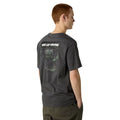 Camiseta The North Face Powder Days Relaxed color Asphalt Grey vista trasera en modelo masculino.