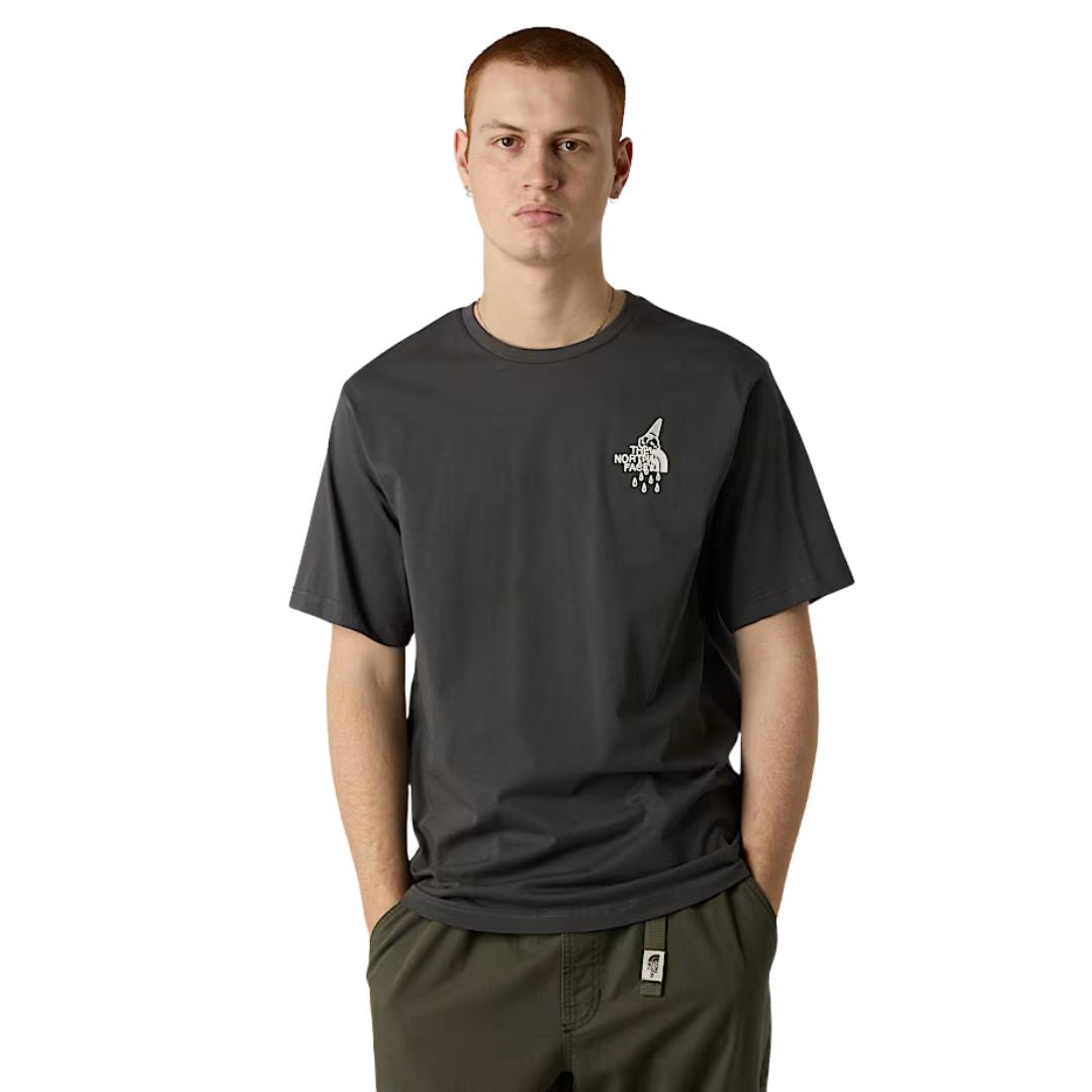 Camiseta The North Face Powder Days Relaxed color Asphalt Grey vista frontal en modelo masculino.