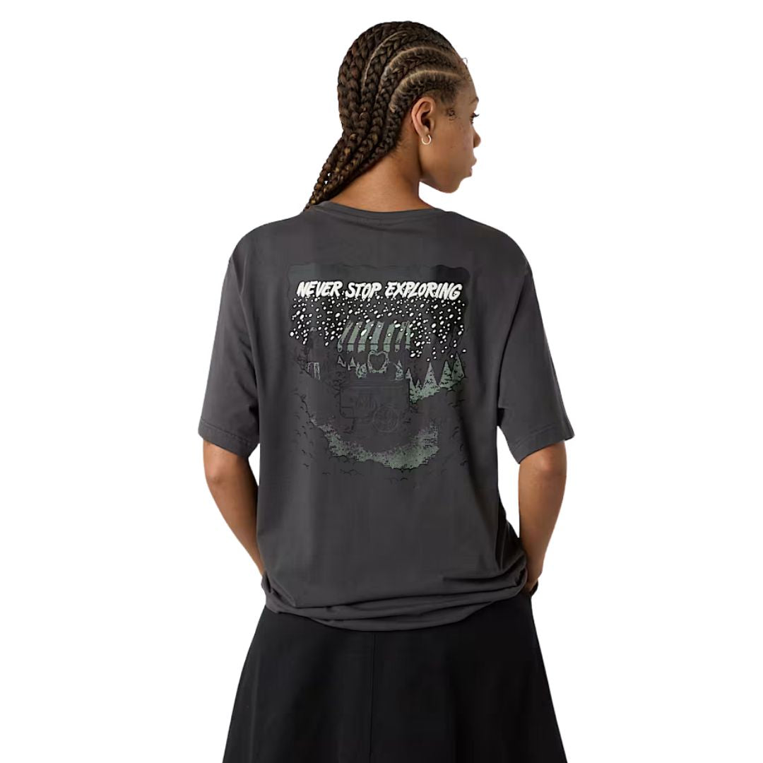 Detalle trasero camiseta The North Face Powder Days Relaxed color Asphalt Grey con estampado gráfico montañas.