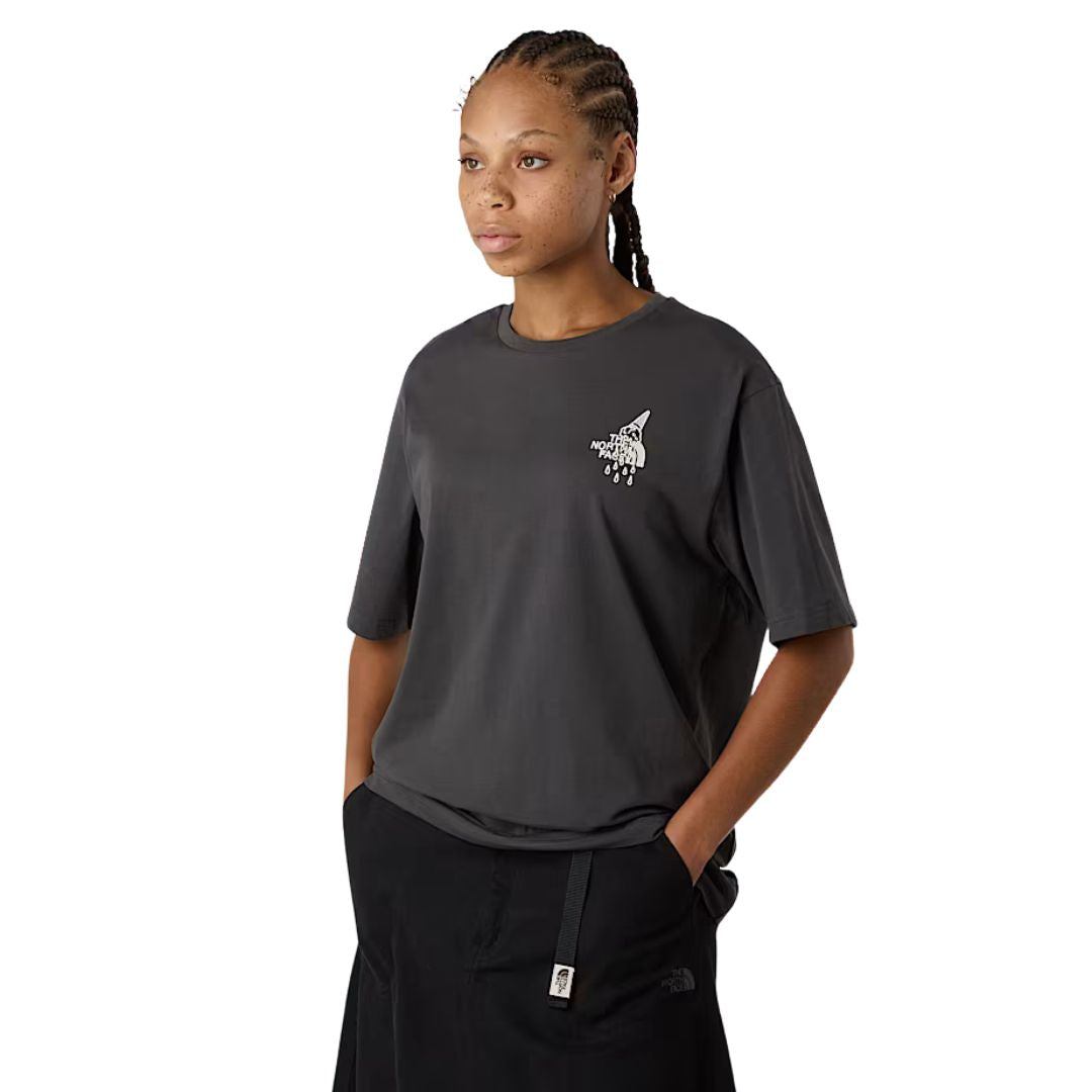 Camiseta The North Face Powder Days Relaxed color Asphalt Grey vista frontal con logotipo gráfico pequeño.