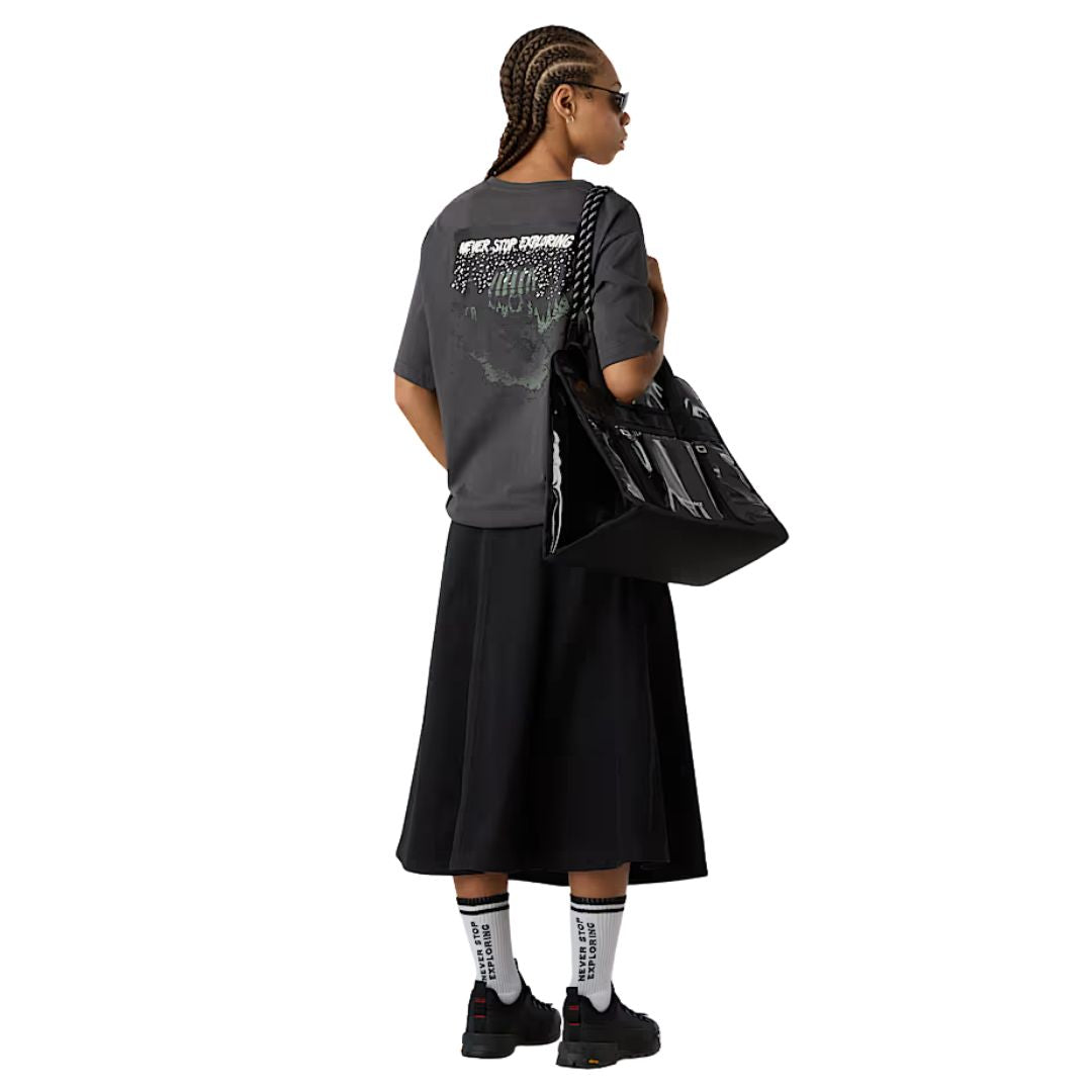 Camiseta The North Face Powder Days Relaxed color Asphalt Grey vista trasera con gráfico Never Stop Exploring.