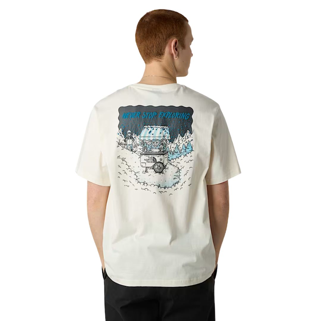 Camiseta The North Face Powder Days Relaxed White Dune, vista trasera completa en modelo hombre con estampado gráfico al agua en colores azul y negro.