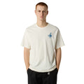 Camiseta The North Face Powder Days Relaxed White Dune, vista frontal en modelo hombre con ajuste relajado y logo gráfico en azul.