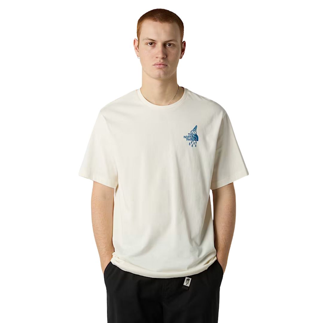 Camiseta The North Face Powder Days Relaxed White Dune, vista frontal en modelo hombre con ajuste relajado y logo gráfico en azul.