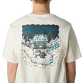Camiseta The North Face Powder Days Relaxed White Dune, vista trasera en modelo hombre mostrando estampado gráfico de montaña con logo.