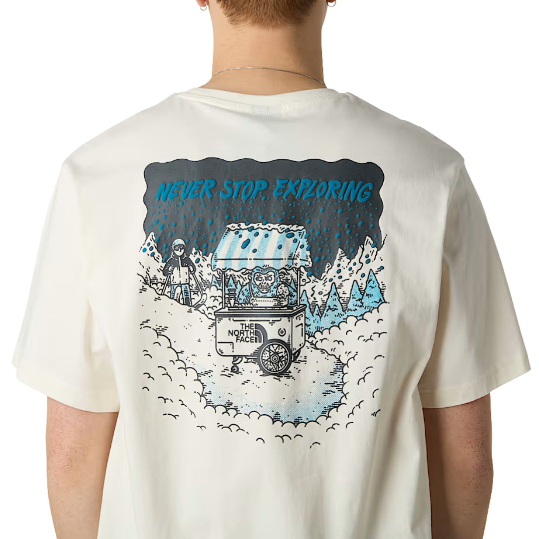 Camiseta The North Face Powder Days Relaxed White Dune, vista trasera en modelo hombre mostrando estampado gráfico de montaña con logo.