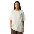 Camiseta The North Face Powder Days Relaxed White Dune de algodón, vista frontal en modelo mujer con logo gráfico en el pecho.
