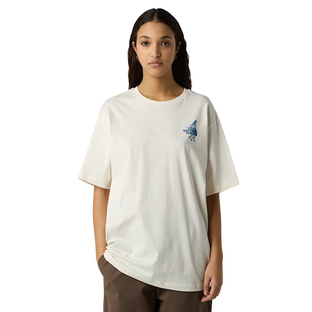 Camiseta The North Face Powder Days Relaxed White Dune de algodón, vista frontal en modelo mujer con logo gráfico en el pecho.