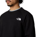 Hombre con Sudadera The North Face Raglan Redbox Crew Negra pecho