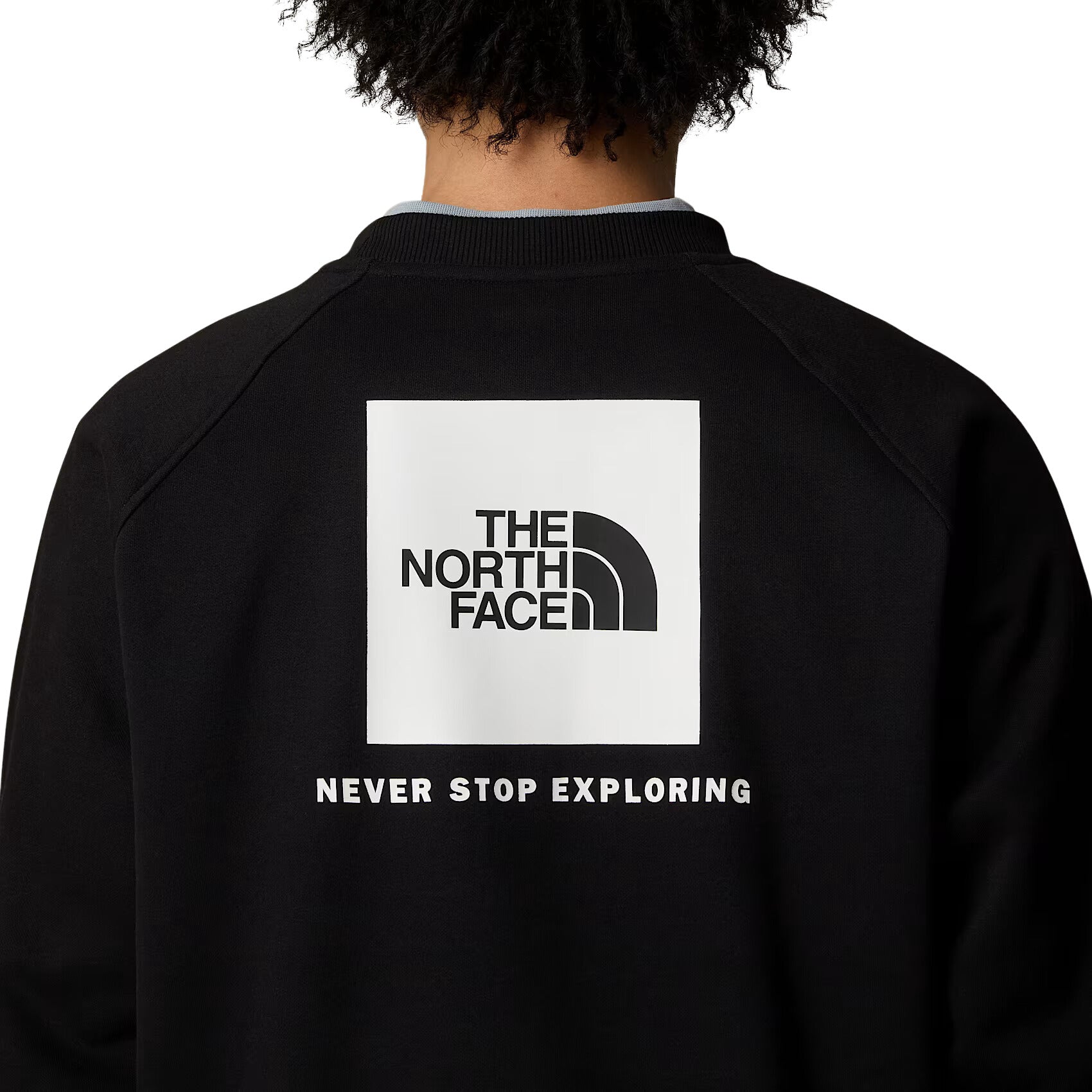 Redbok de The North Face estampado en blanco con la leyenda "Never stop exploring" en la espalda de la Sudadera The North Face Raglan Redbox Crew Negra