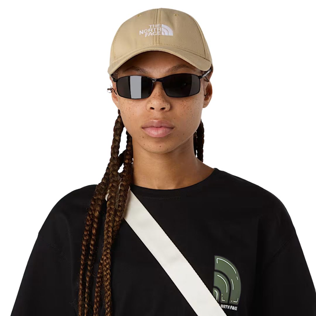 Gorra The North Face Recycled 66 Classic Hat color khaki stone colocada en modelo vista frontal.