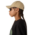 Gorra The North Face Recycled 66 Classic Hat color khaki stone vista lateral en modelo.

