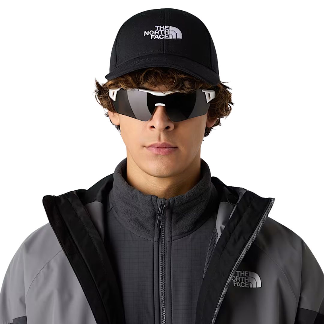 Gorra The North Face Recycled 66 Classic Hat color tfn black tfn white colocada en modelo vista frontal.