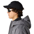 Gorra The North Face Recycled 66 Classic Hat color tfn black tfn white vista lateral en modelo.

