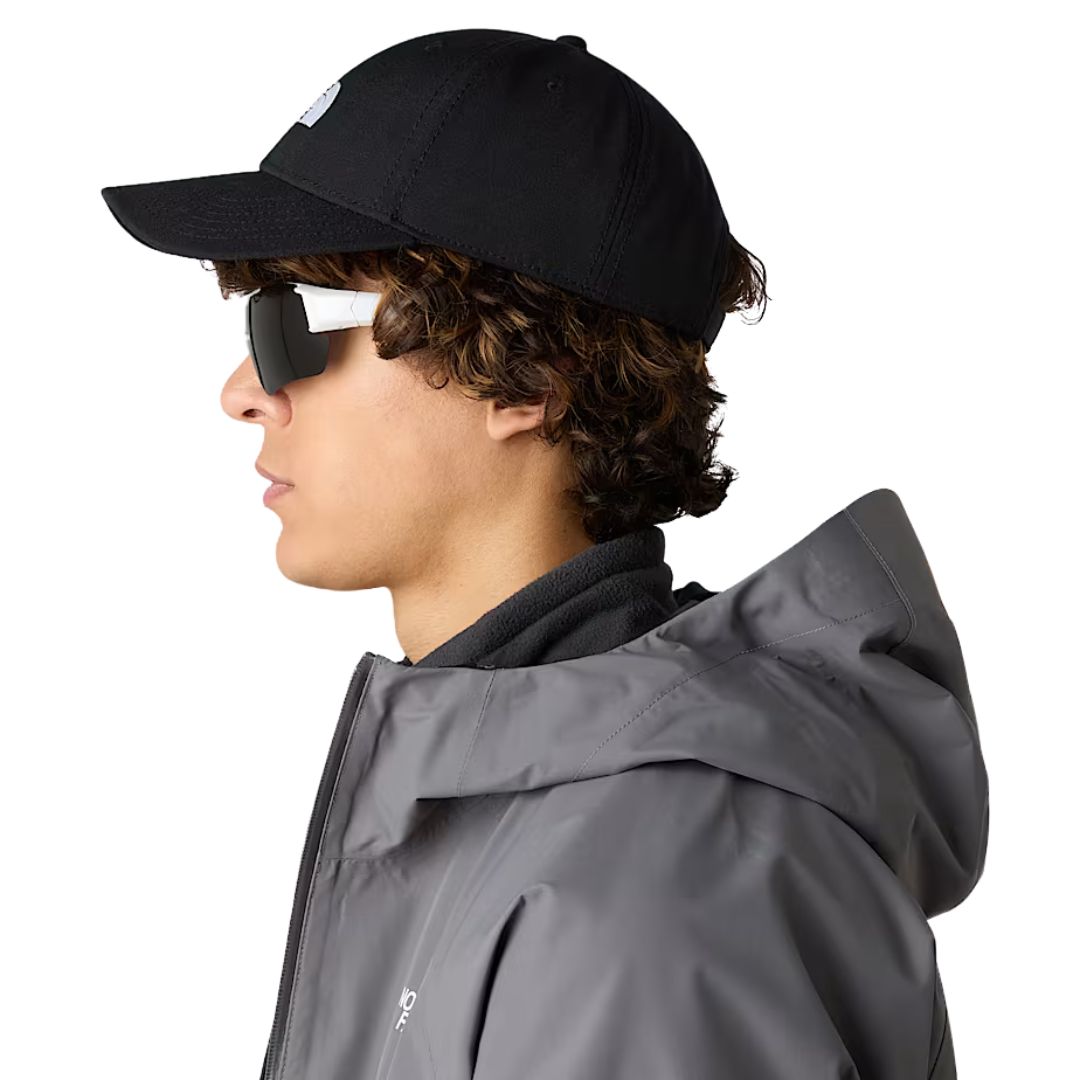 Gorra The North Face Recycled 66 Classic Hat color tfn black tfn white vista lateral en modelo.
