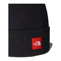Detalle en primer plano del tejido de punto del gorro The North Face Red Box Beanie TNF Black y del parche rojo con el logo The North Face bordado sobre el borde vuelto