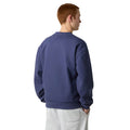 Sudadera THE NORTH FACE Red Box Crew Lunar Blue, vista trasera en modelo masculino mostrando corte recto y ajuste relajado.