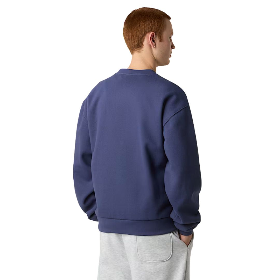 Sudadera THE NORTH FACE Red Box Crew Lunar Blue, vista trasera en modelo masculino mostrando corte recto y ajuste relajado.