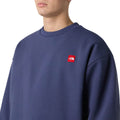 Detalle del pecho de la sudadera THE NORTH FACE Red Box Crew Lunar Blue con logotipo rojo bordado.