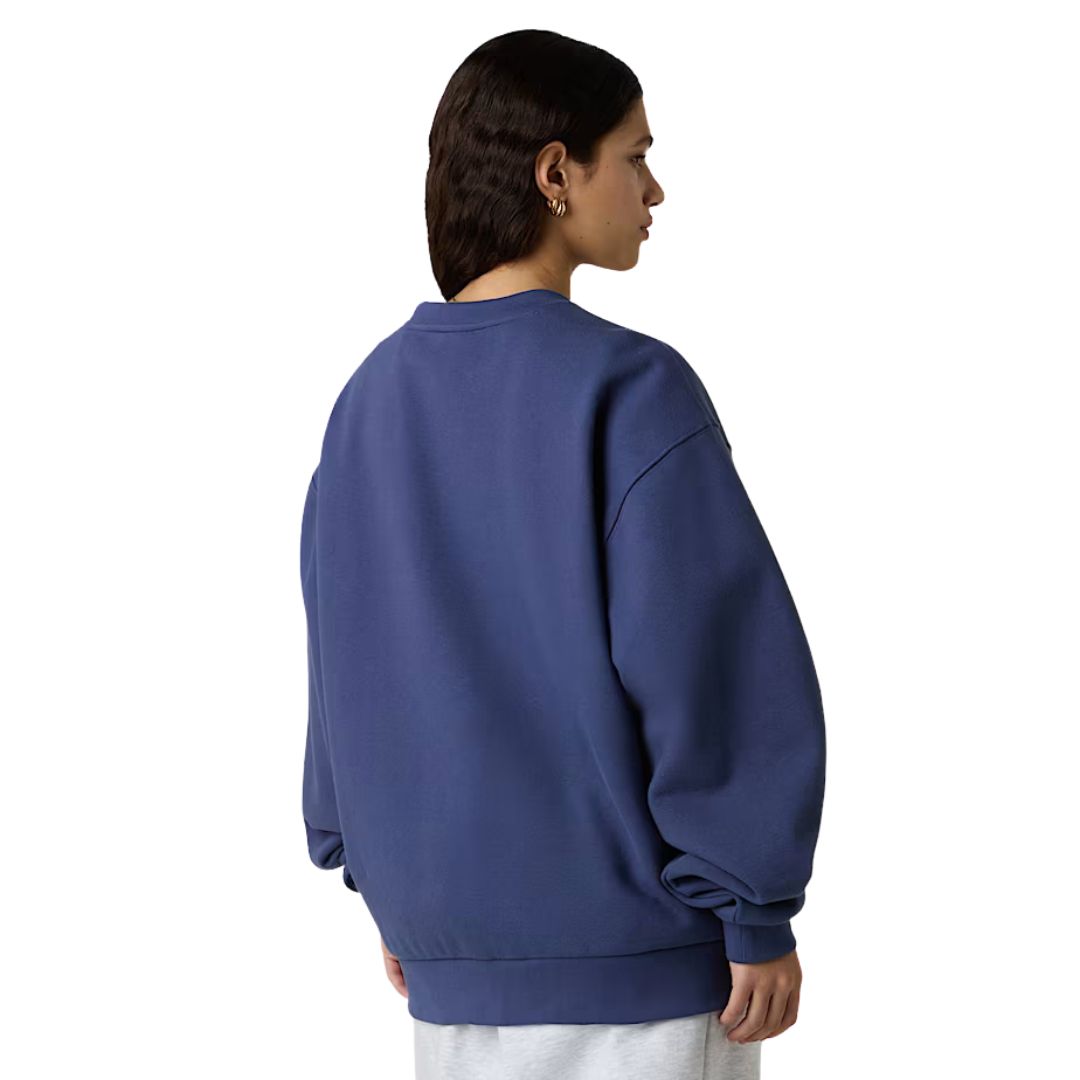 Sudadera THE NORTH FACE Red Box Crew Lunar Blue, vista trasera en modelo femenino mostrando diseño minimalista sin estampados.