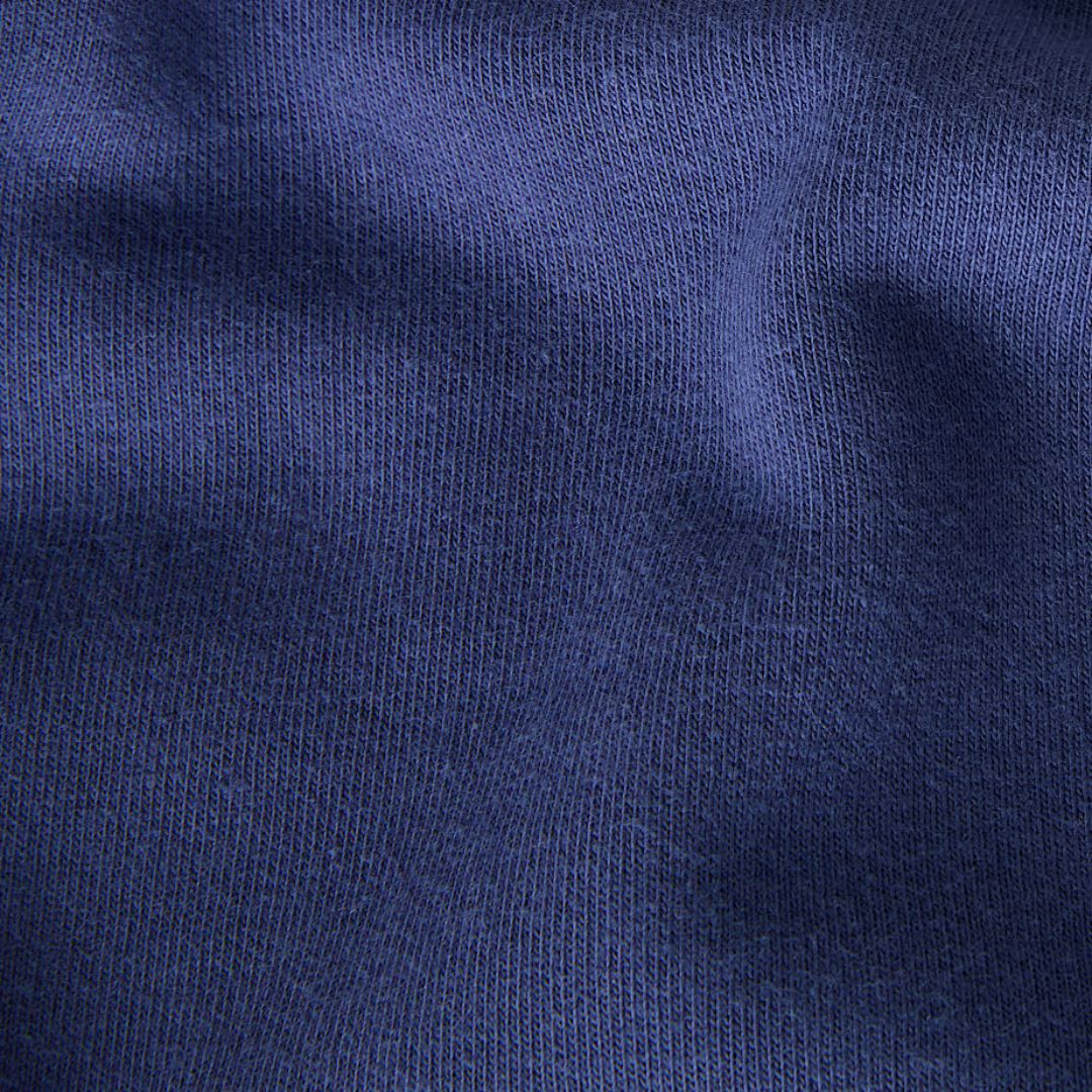 Detalle de la textura del tejido de algodón en color Lunar Blue de la sudadera THE NORTH FACE Red Box Crew.