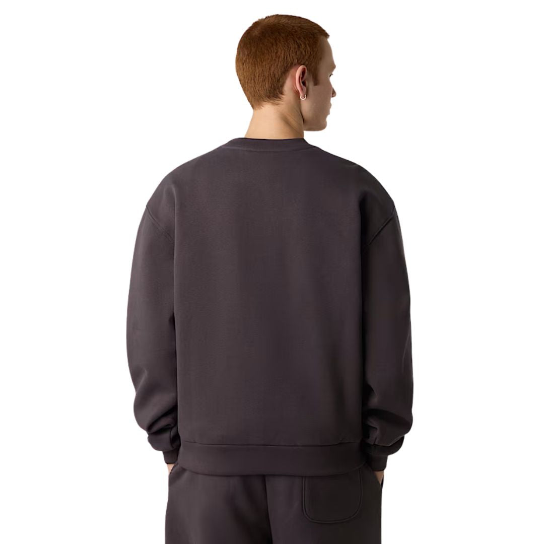 Vista trasera de hombre vistiendo la sudadera The North Face Red Box Crew color Obsidian.