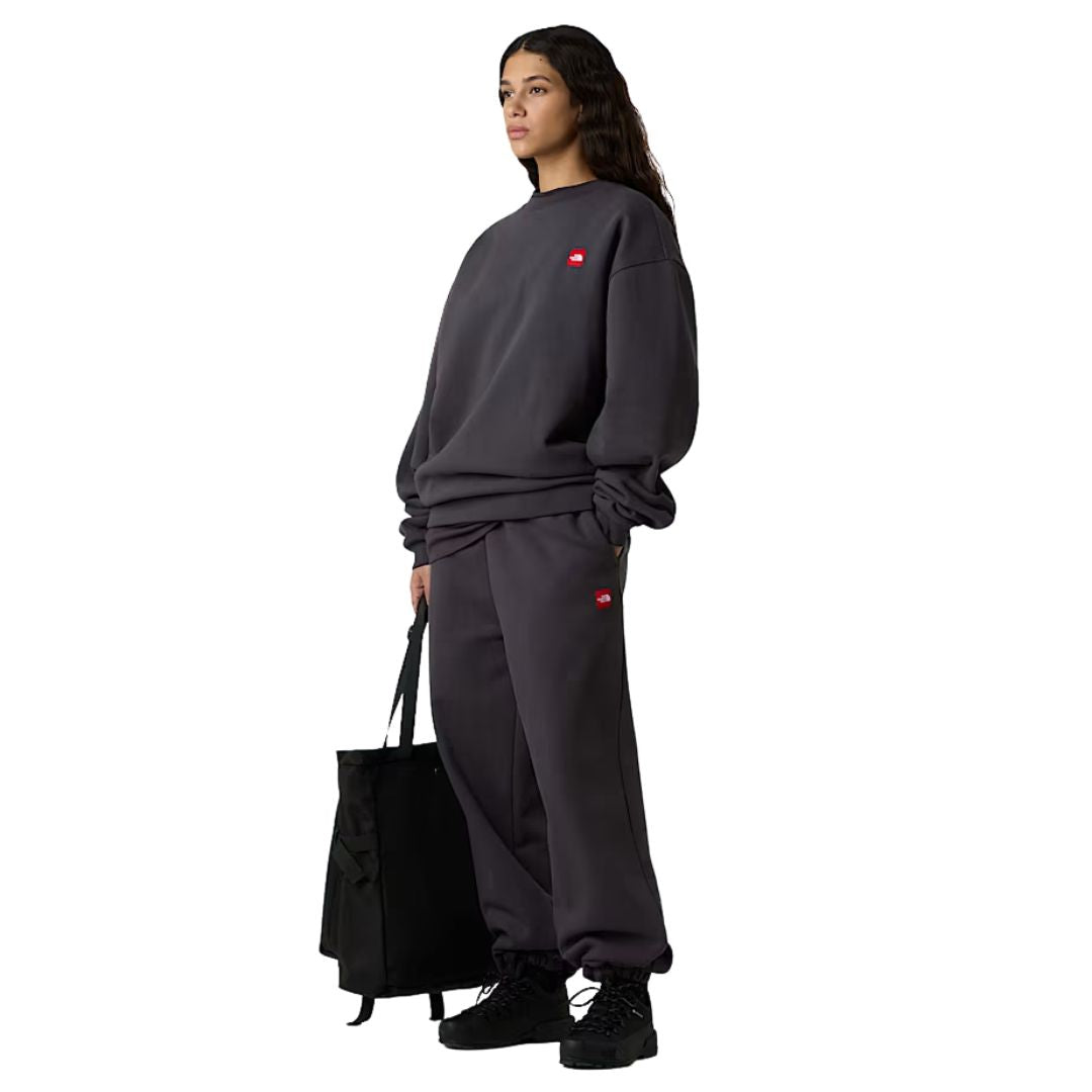 Vista de conjunto mujer con sudadera y pantalón The North Face Red Box Crew color Obsidian.