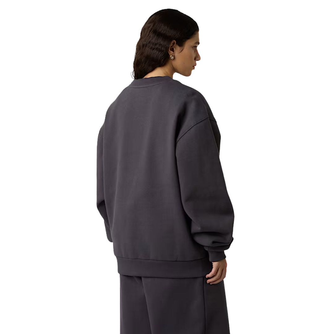 Vista trasera de mujer vistiendo la sudadera The North Face Red Box Crew color Obsidian.