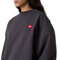 Sudadera The North Face Red Box Crew color Obsidian detalle del logotipo bordado en el pecho.