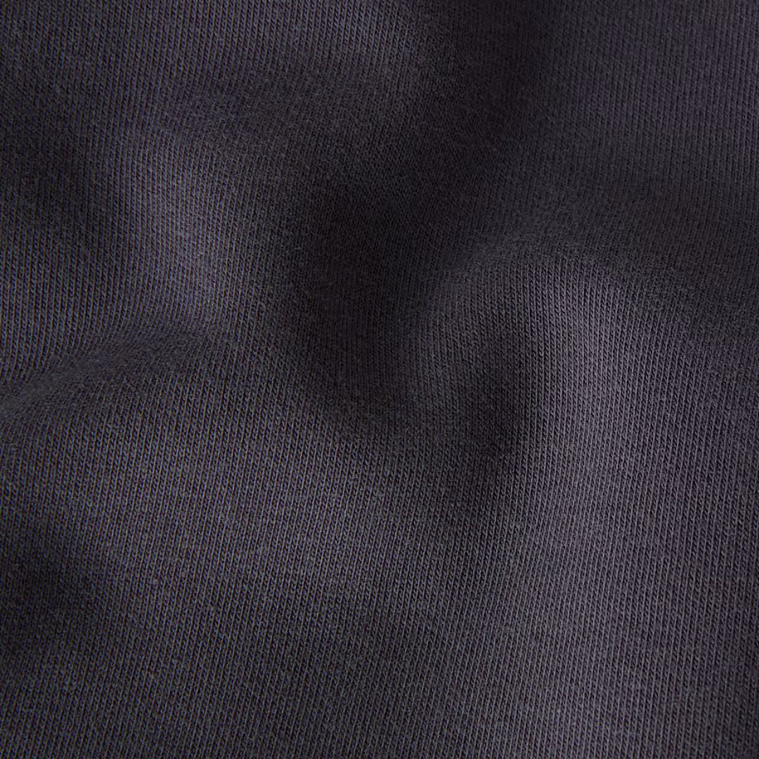 Detalle de tejido de algodón de la sudadera The North Face Red Box Crew color Obsidian.