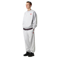 Conjunto completo The North Face Red Box Crew y pantalón color Classic Grey Heather en modelo hombre.