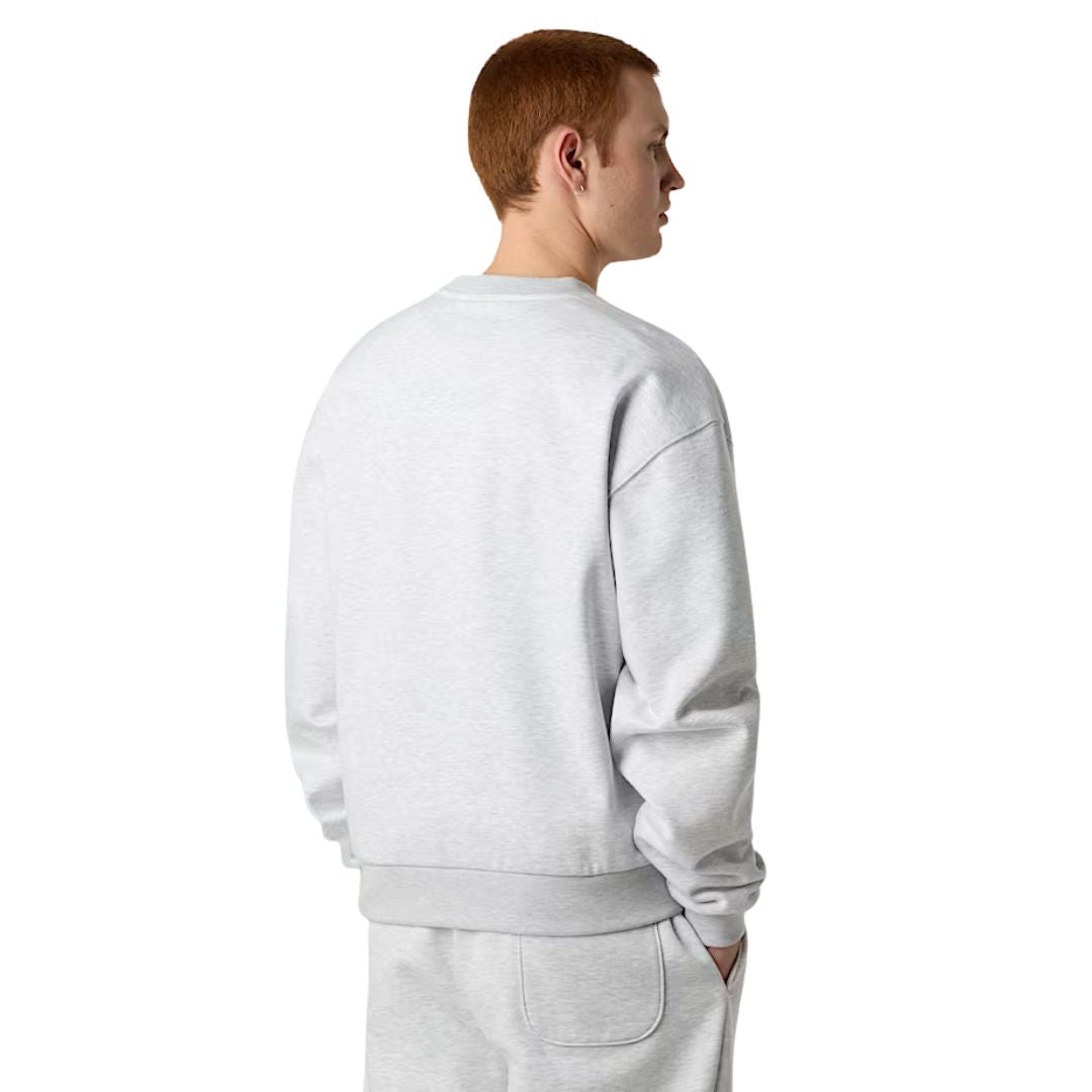 Vista trasera de la sudadera The North Face Red Box Crew color gris jaspeado Classic Grey Heather en modelo hombre.