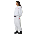 Conjunto completo The North Face Red Box Crew y pantalón en color Classic Grey Heather en modelo mujer.