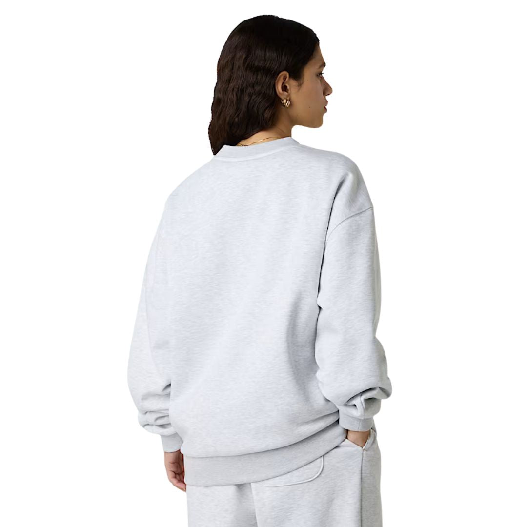 Vista trasera de la sudadera The North Face Red Box Crew gris jaspeado Classic Grey Heather en modelo mujer.