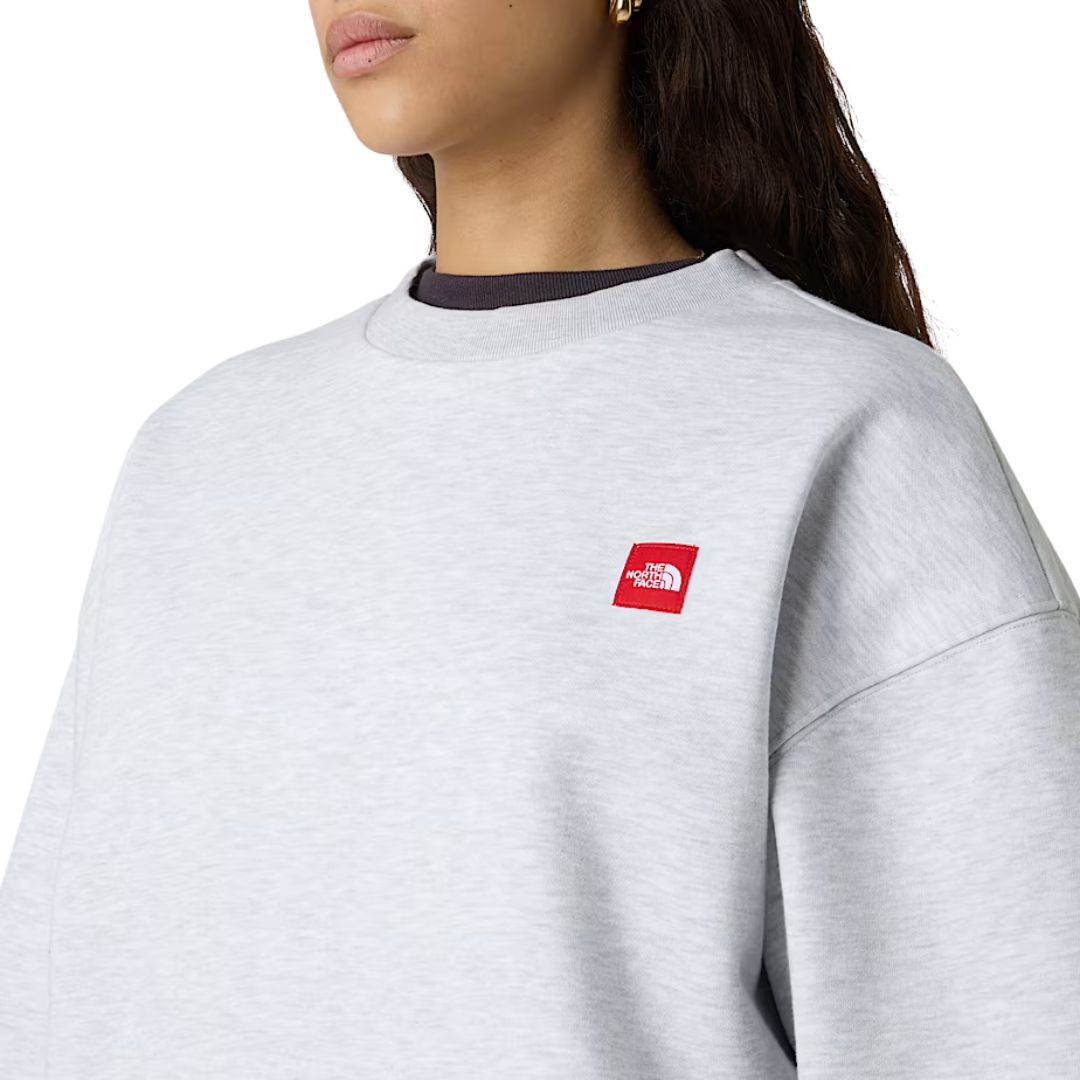 Sudadera The North Face Red Box Crew gris jaspeado Classic Grey Heather vista frontal en modelo mujer.