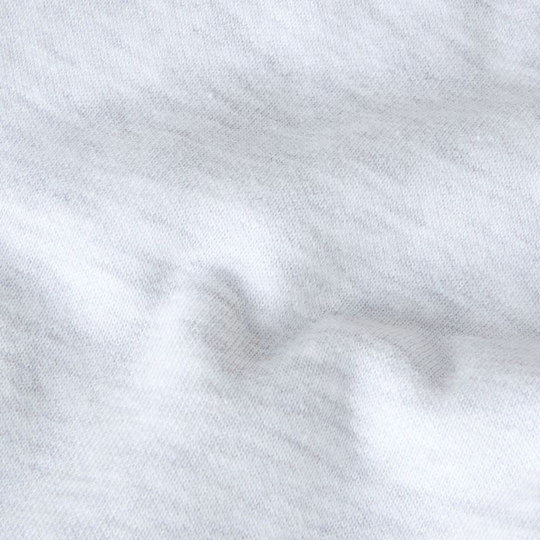 Detalle de tejido de la sudadera The North Face Red Box Crew en color Classic Grey Heather.