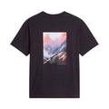 Camiseta The North Face Red Box oversize color obsidian, vista trasera en maniquí fantasma sin modelo, mostrando el gran estampado fotográfico inspirado en el catálogo de 1989.