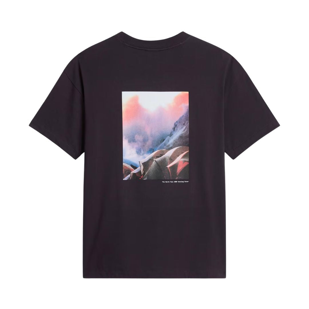 Camiseta The North Face Red Box oversize color obsidian, vista trasera en maniquí fantasma sin modelo, mostrando el gran estampado fotográfico inspirado en el catálogo de 1989.