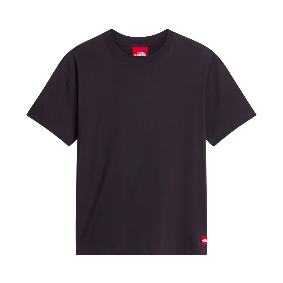 Camiseta The North Face Red Box oversize color obsidian, vista frontal en maniquí fantasma sin modelo, con el parche bordado rojo visible en la esquina del bajo.